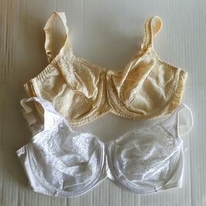 Platex lace bras beige white new US 40DD irreg. 4 hook closure.  No pets smoking